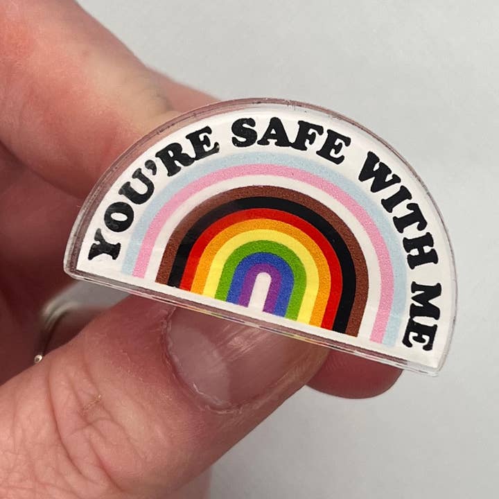 Akrylknapp – "Du är trygg med mig" – 1" x .75" för wholesale av Wildcard Graphic Design