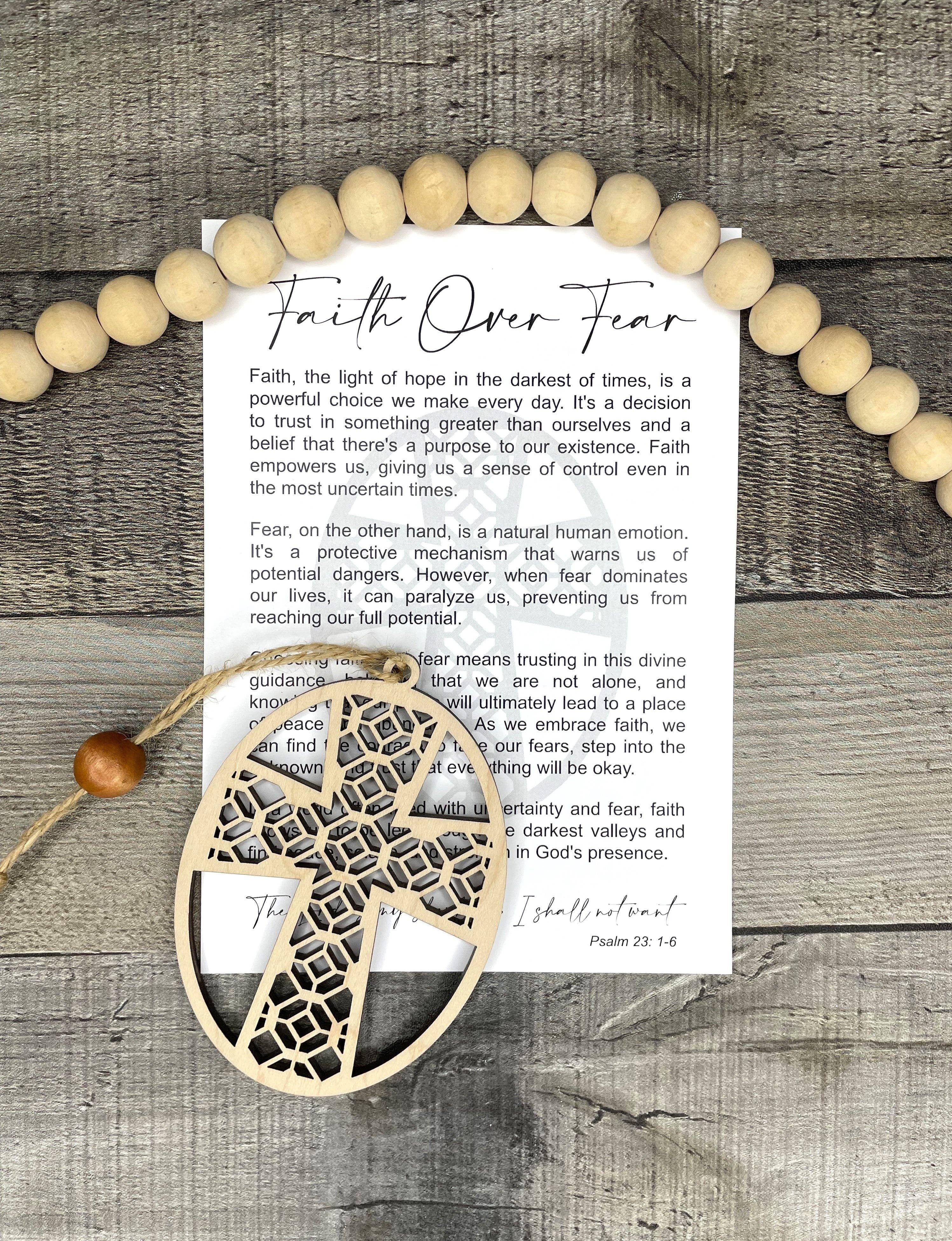 Montgomery and Claire - Vente Objets de décoration - Ornement Croix en Bois Foi sur la Peur - Souvenir Personnalisable avec Carte Histoire0