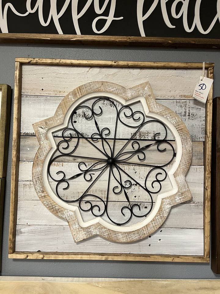 Emblem aus Metall und Holz für den Großhandel von Rae Ray's Decor & More