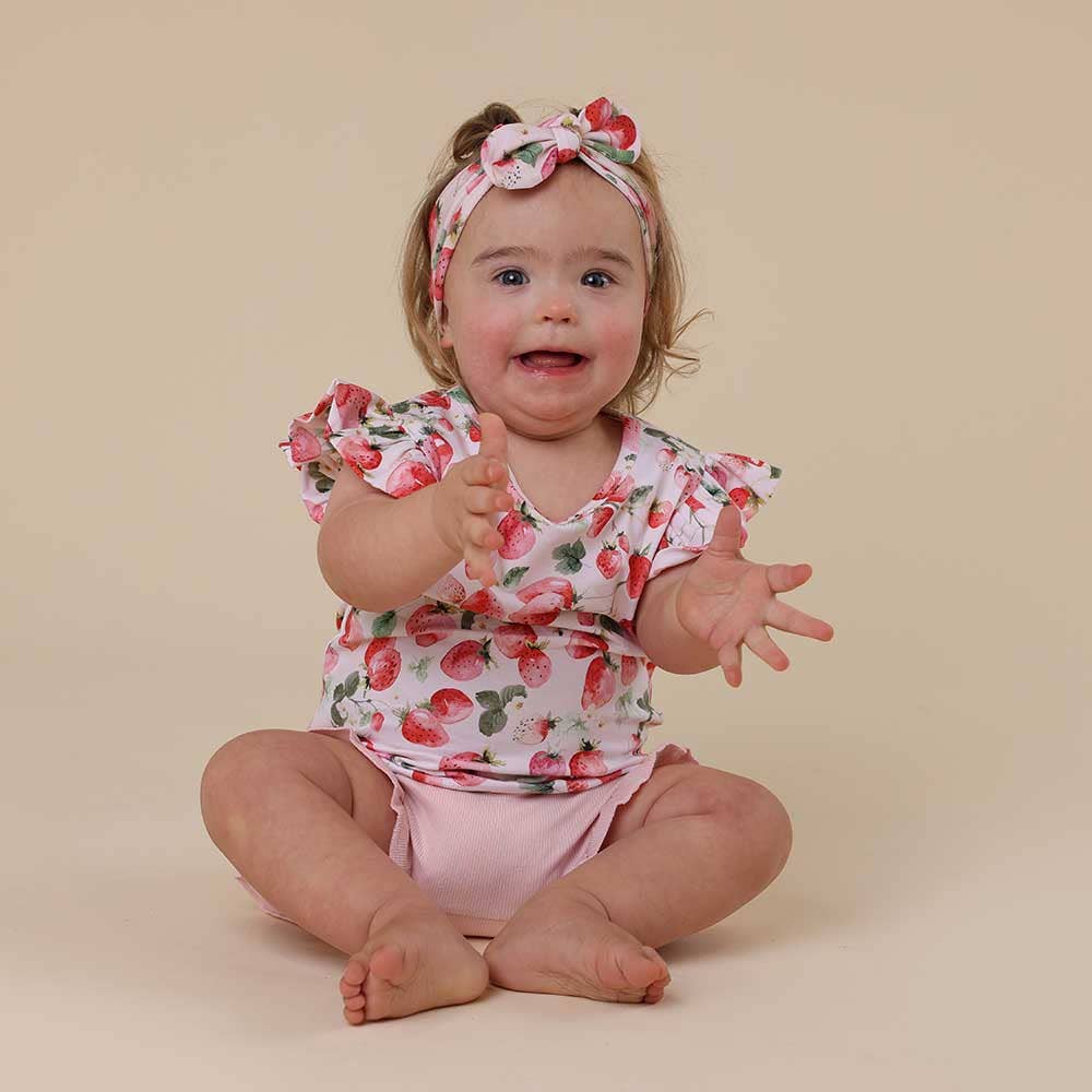 Snuggle Hunny – Großhandel T-Shirt – Baby – Erdbeer-Bio-T-Shirt mit Rüschen2