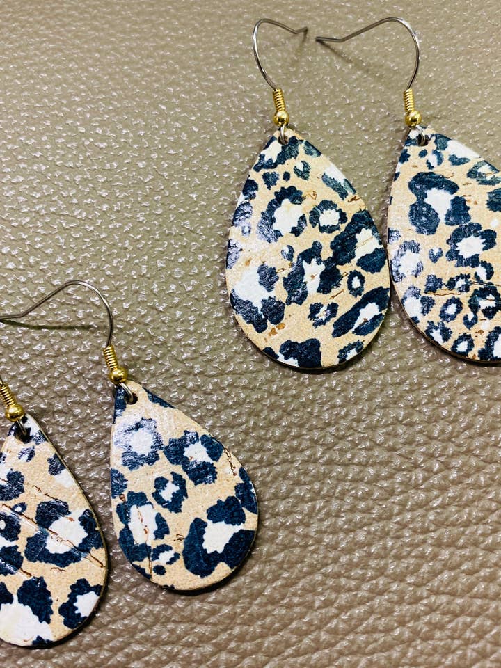 Boucle d'oreille en liège léopard pour la vente par Cre8tv Qn