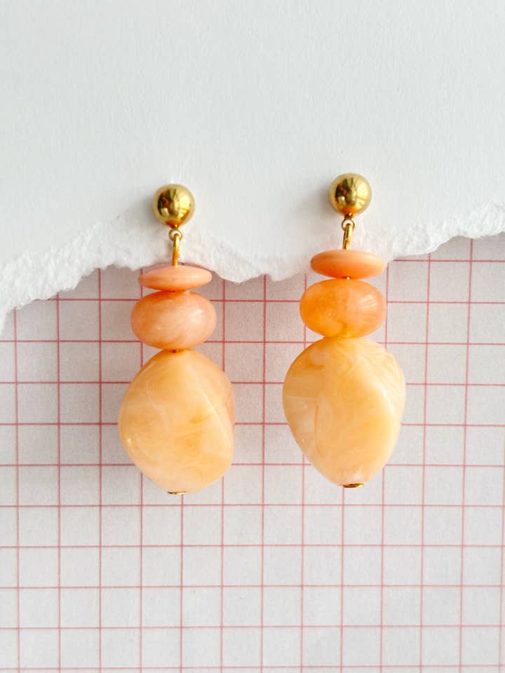 Koraaloorbellen, kralen, duurzame sieraden voor wholesale door Glitter and Glow Co