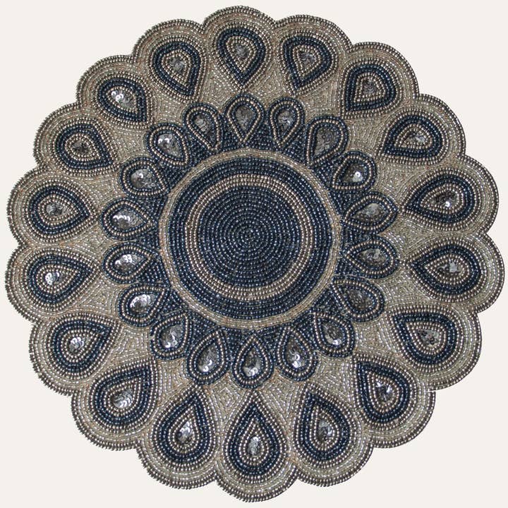 Dodgens Charger Plader Perlebroderede Bordskånere for engroshandel hos Decozen