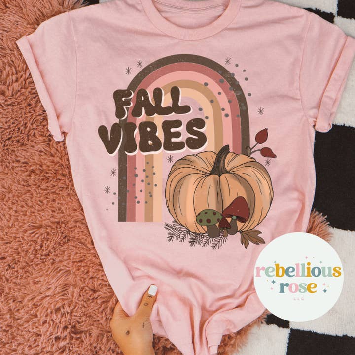 Fall Vibes Pumpa Grafisk Tee för wholesale av Rebellious Rose LLC