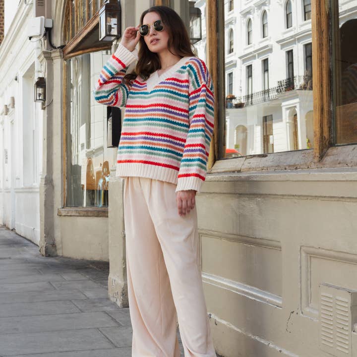 Cara & The Sky - Venta al por mayor Jersey de punto - Mujer - Jersey Jasmine de manga ancha con cuello en V a rayas | Prendas de punto para mujer
