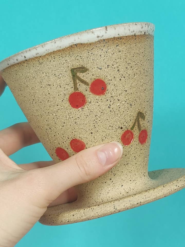 Versare sopra il cono con un timbro a ciliegia per la vendita all'ingrosso da parte di Osso Ceramics