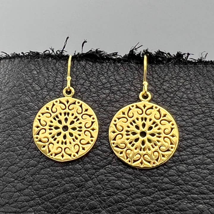 Boucles d'oreilles rondes en filigrane doré ajouré pour la vente par Something Silver