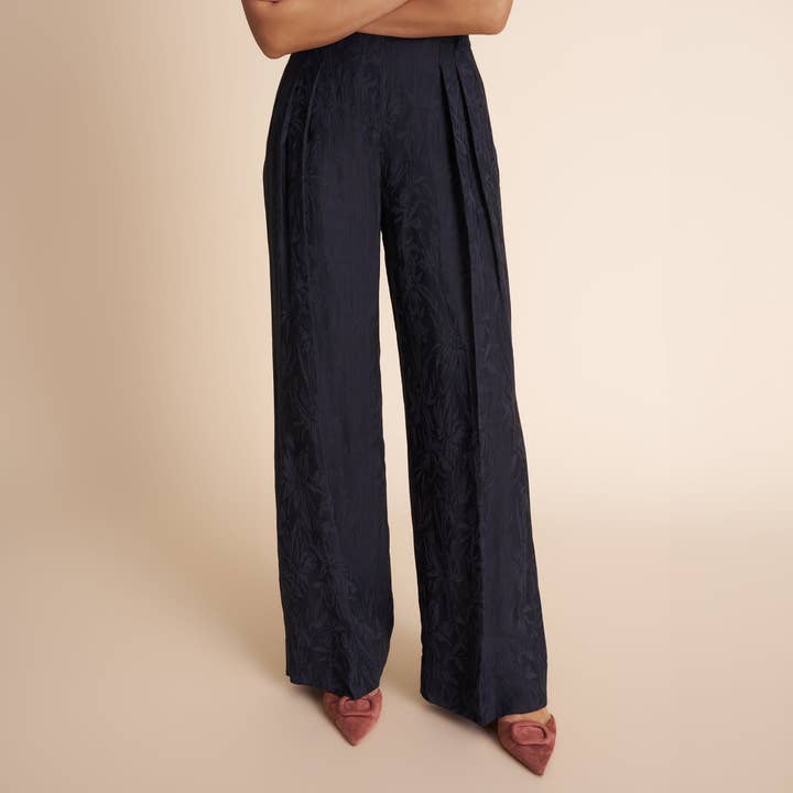 Pantalon à plis Bia - Twill jacquard floral :: Bleu marine foncé pour la vente par M.M.LaFleur