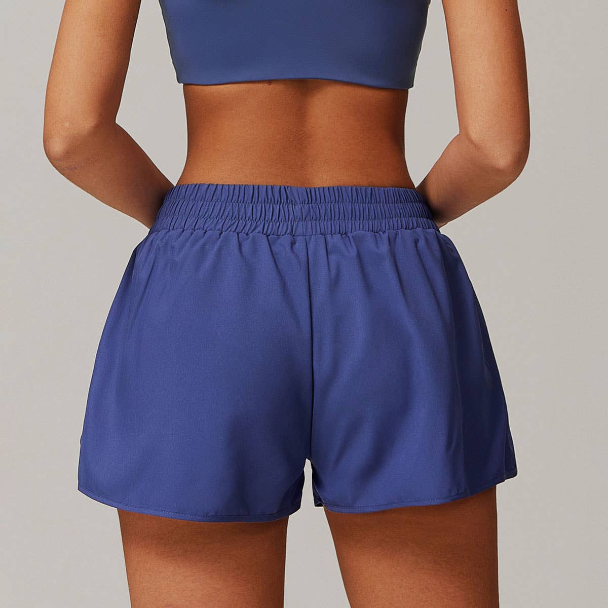 Crave by FW - Vendita all'ingrosso Pantaloncini sportivi - Donna - Short sportivo a vita alta a tinta unita con tasche3