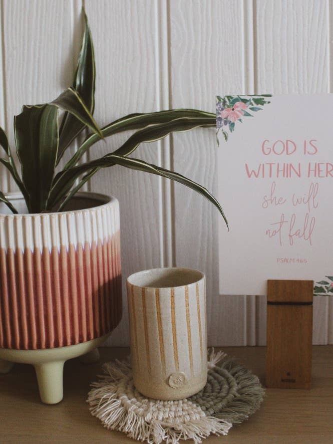 Gud er i hende, hun vil ikke falde - Salme 46:5 - Blomsterkant illustration Bibelvers print for engroshandel hos Daisy & Joy Design