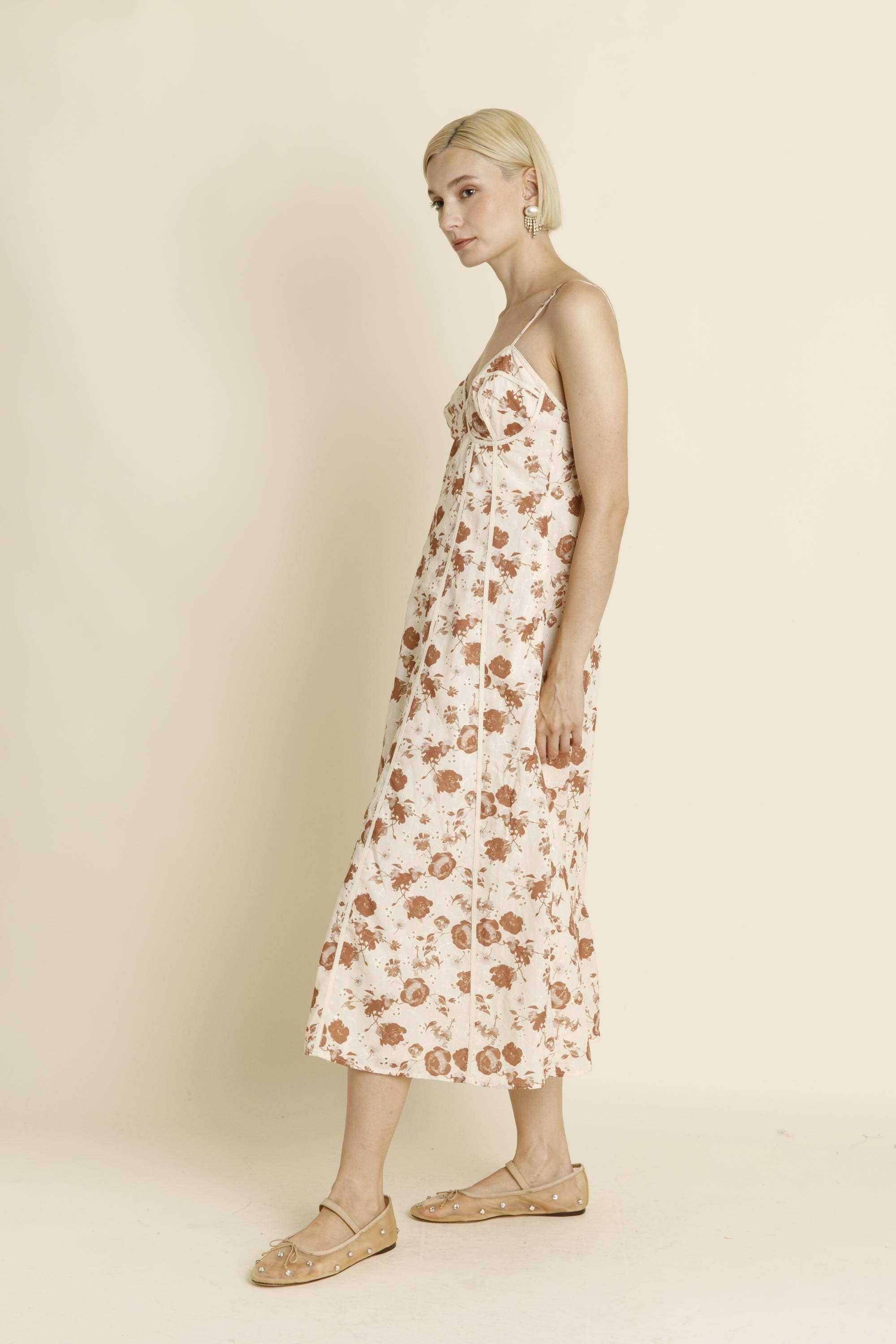 CAMMELLO AD1861 - ABITO MIDI CON BORDO RICAMATO in vendita all'ingrosso su Faire1