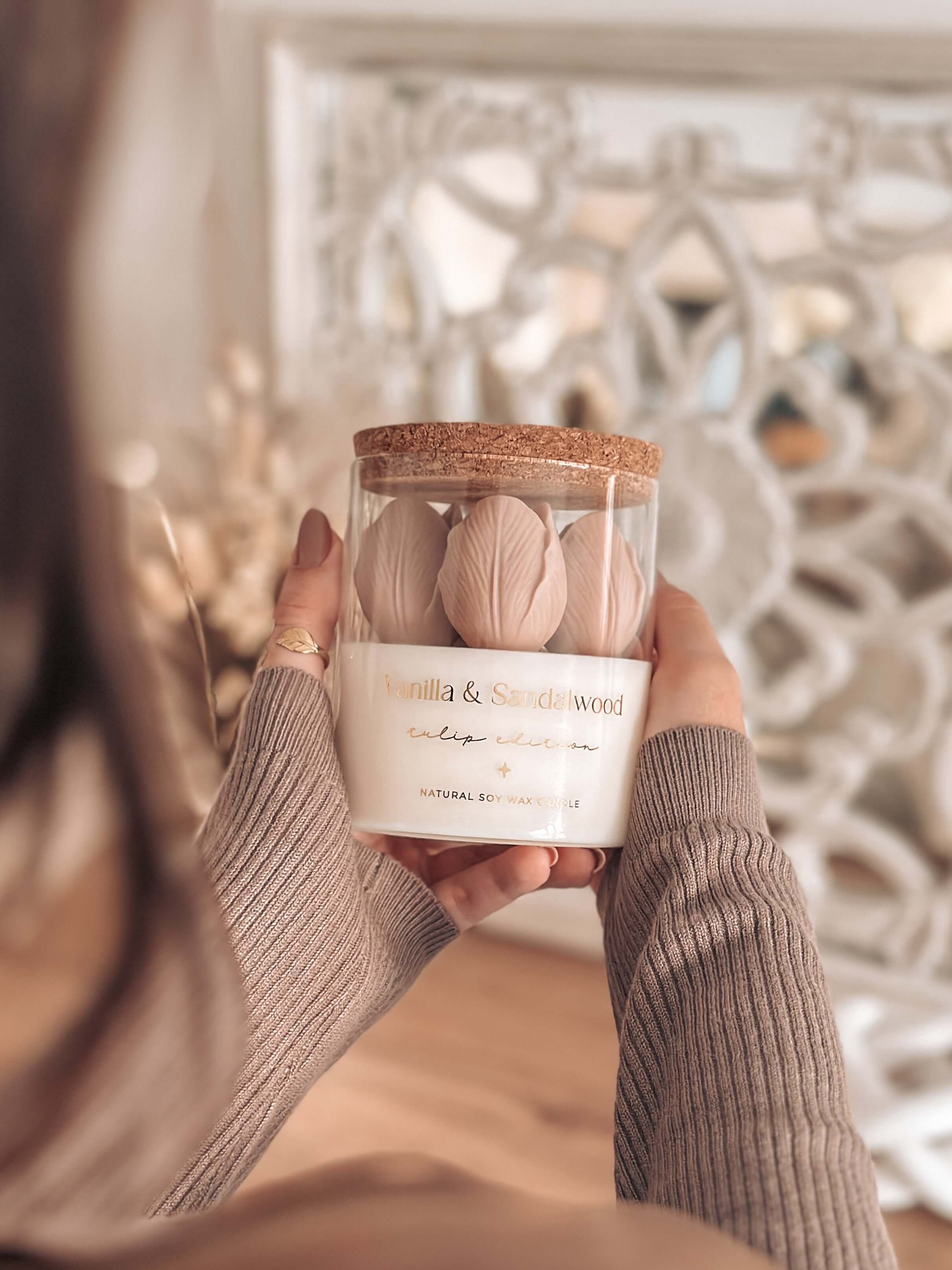 Tsuki Box - Wholesale Novelty Candle - Botanical Candle | Beige Tulips | Vanilla & Sandalwood 400g3