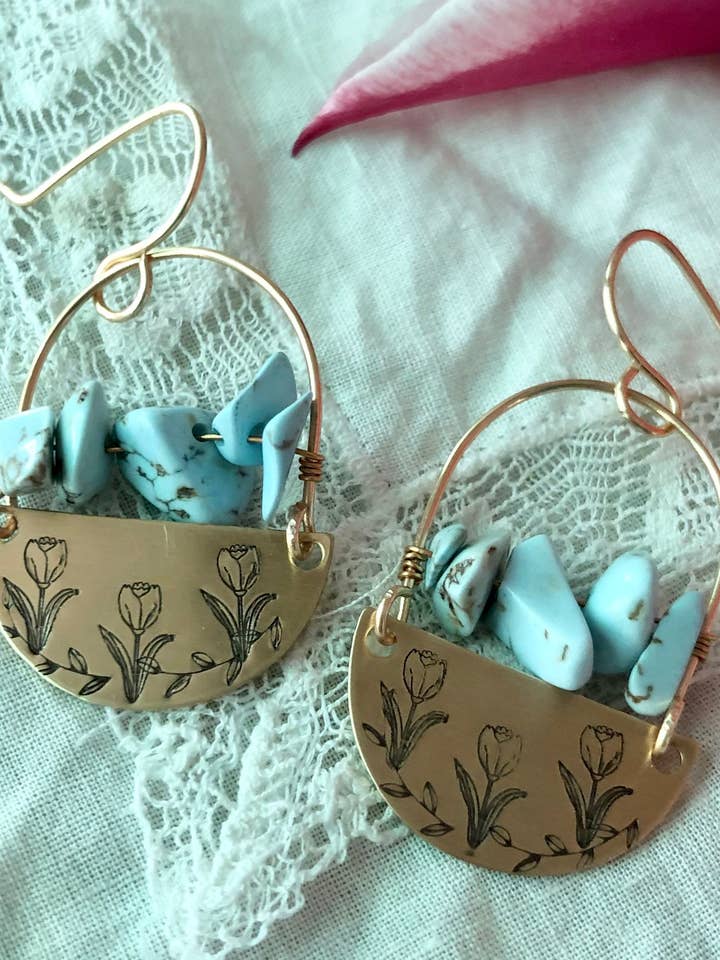 Tulpen- und Steinohrringe mit Messingprägung für den Großhandel von Rising Dawn Boutique