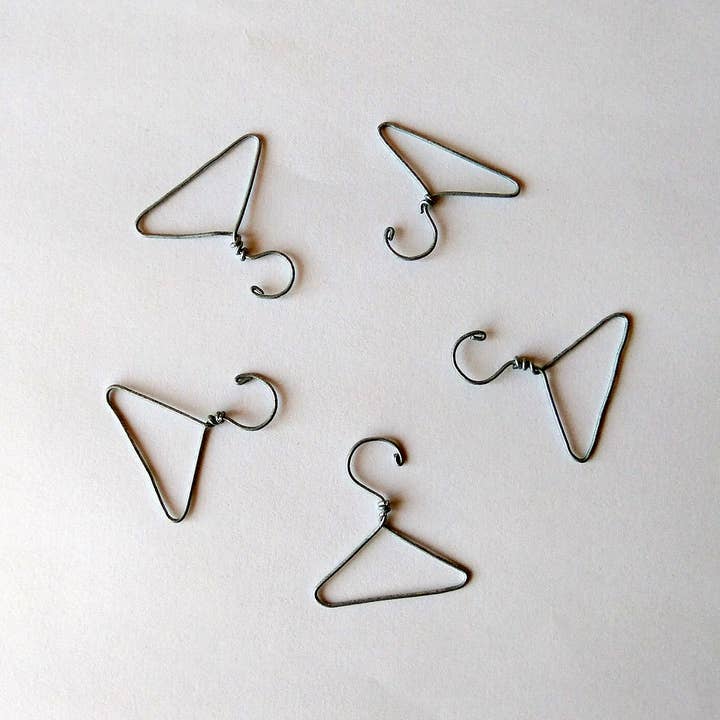 Set van 5 miniatuur kledinghangers, handgemaakt poppenhuisaccessoire voor wholesale door Lenasminiland