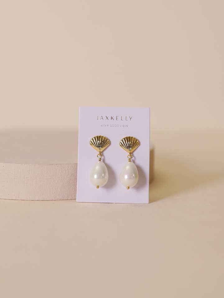 Boucles d'oreilles en or Seashell Pearl Drop pour la vente par JaxKelly