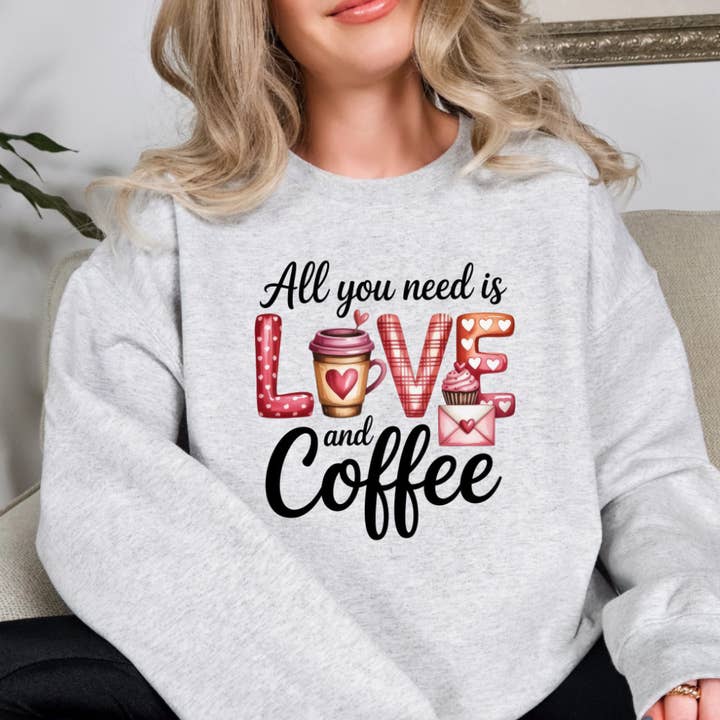 Tout ce dont vous avez besoin, c'est d'amour et de café Sweat-shirt de la Saint-Valentin pour la vente par Simply Spoken Apparel