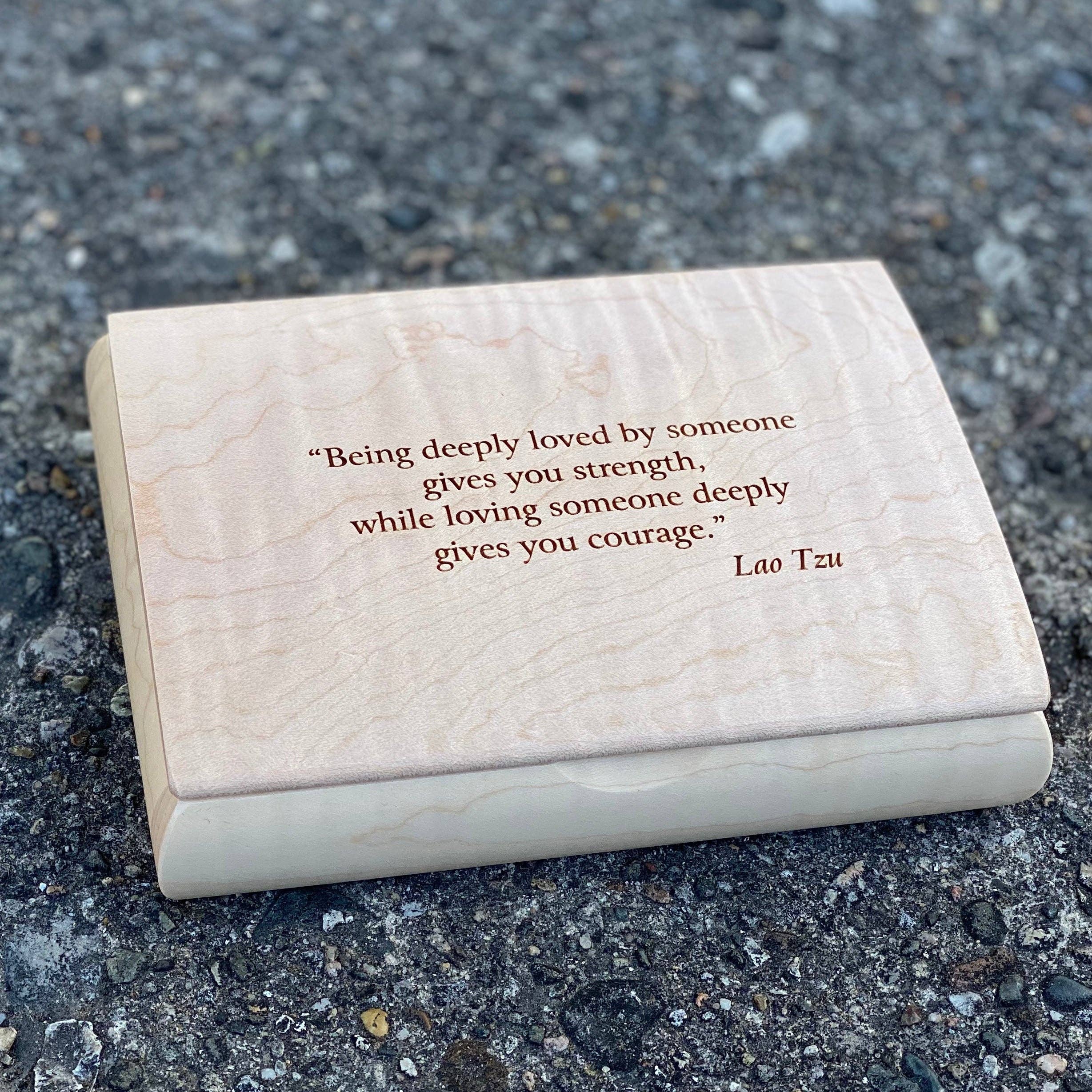 Mikutowski Woodworking - Vente Boîte/rangement à bijoux - Boîte Tranquility en bois gravée avec citations les plus vendues41