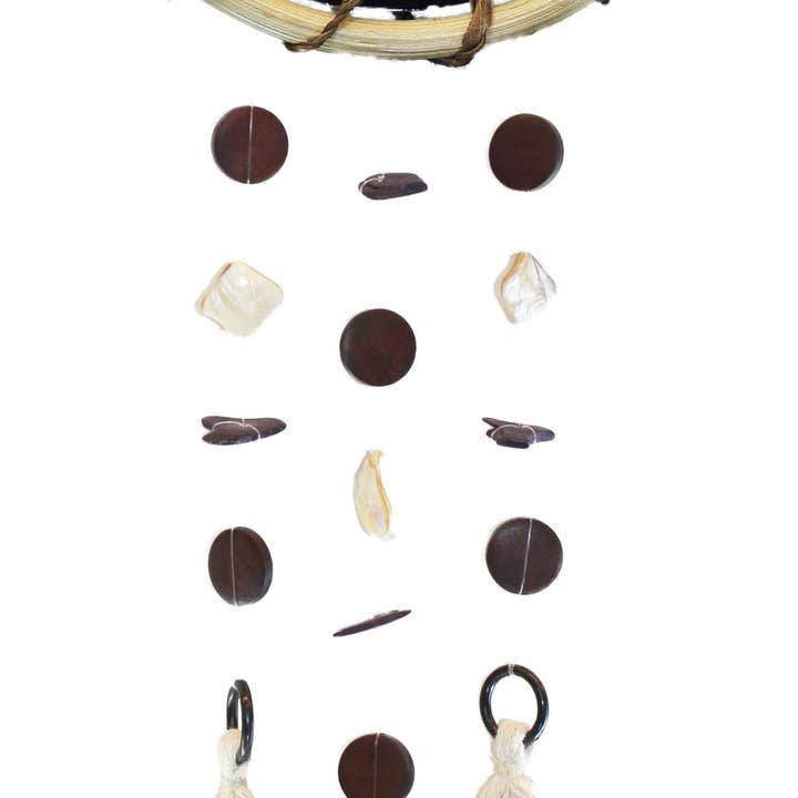 Yin Yang Fish (couleur) - Bague en rotin Capiz Chime pour la vente par Om Gallery