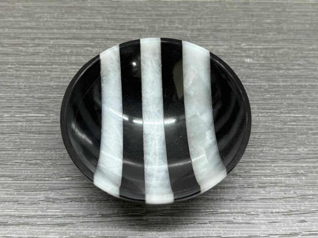 Serein Wellness - Vente Plaques de charge pour cristal - Plaque de chargement en cristal à rayures noires et blanches Quartz Bowl2