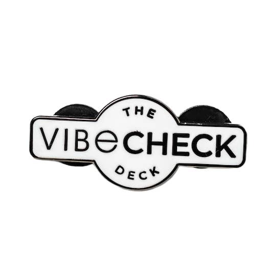 Hård Emalje Pin - The Vibe Check Deck Logo for engroshandel hos The Vibe Check Deck