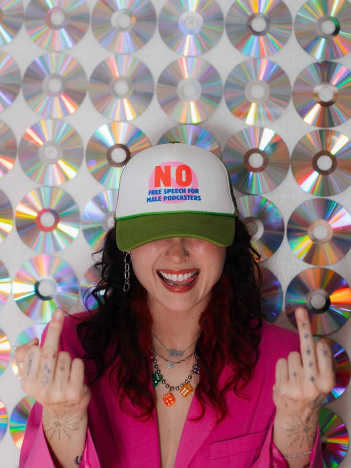 Gorra "Sin Libertad de Expresión para Podcasters Masculinos" para venta al por mayor de The Peach Fuzz