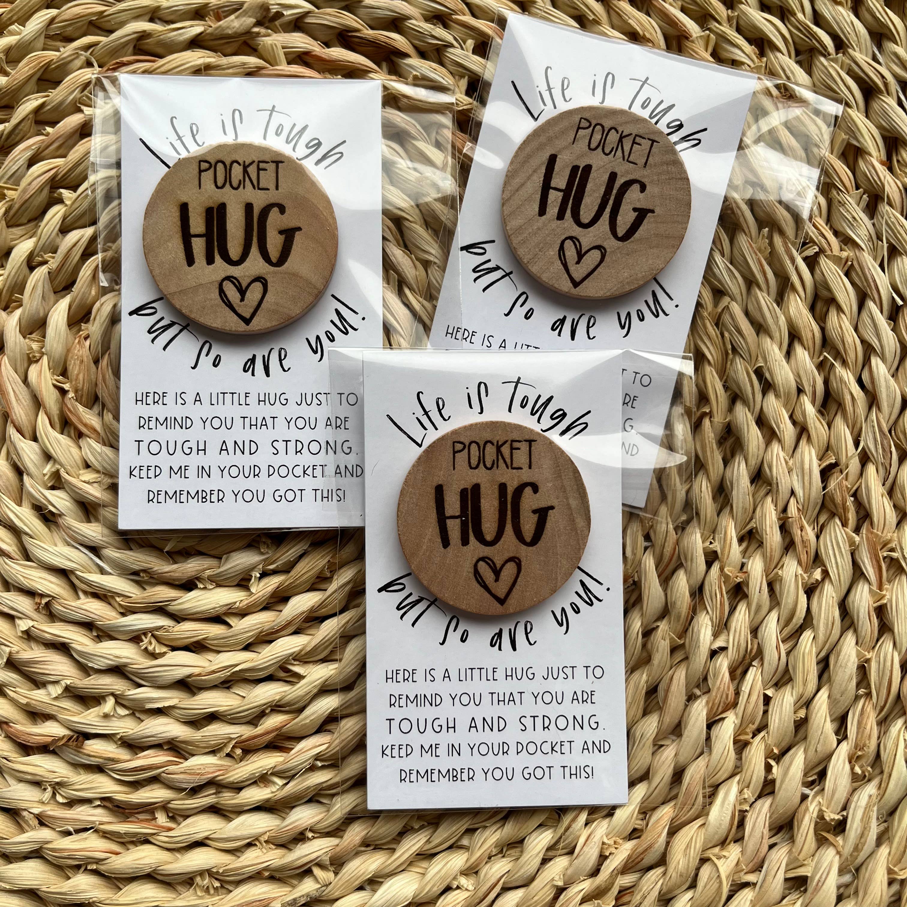 Handmade by Hammero - Venta al por mayor Moneda/objeto de coleccionista - Abrazo de Bolsillo "La Vida es Dura" - Ficha Grabada en Madera1