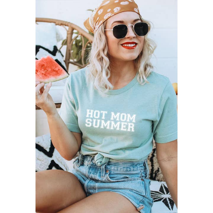 T-shirt graphique d'été Hot Mom grande taille pour la vente par Bella Me