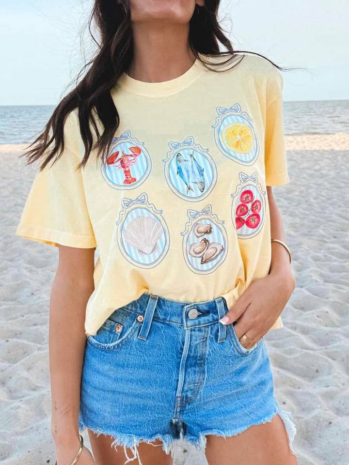 Coquette Coastal Frames DTF Grafik-T-Shirt für den Großhandel von Dash Forward Wholesale
