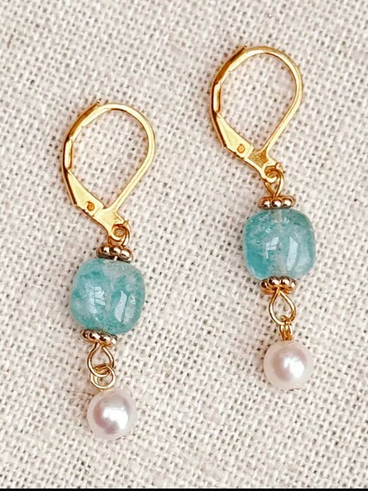 Orecchini Pendenti in Cianite e Perla per la vendita all'ingrosso da parte di Wake Up & Glow