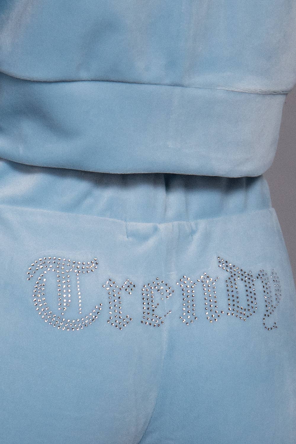 Active Basic | Active USA – Engroshandel Loungesæt - Dame – Mock Neck Zip Up Jakke & Rhinestone Flare Bukser Velour Sæt5