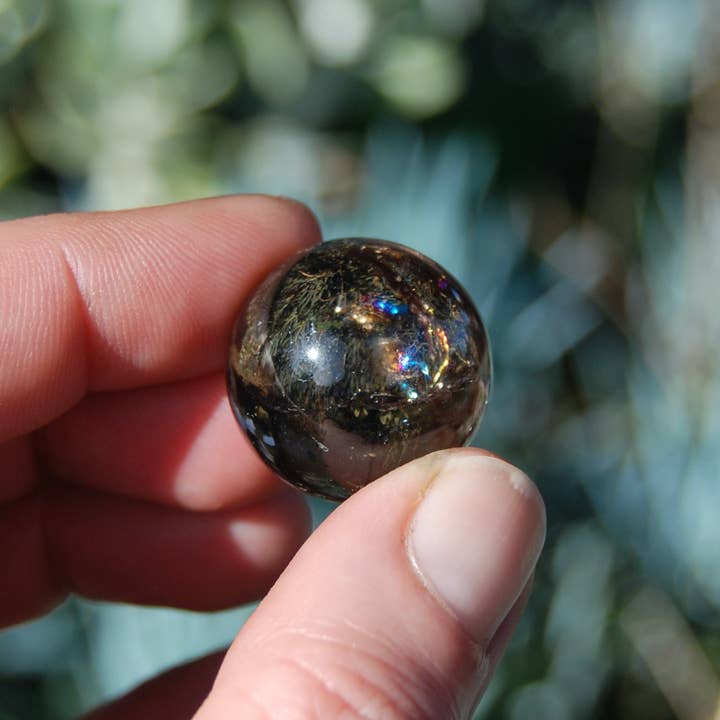 Caspar Curiosities - Venta al por mayor Piedras/cristales espirituales - Una esfera de cristal de cuarzo ahumado arcoíris de 22 mm a 24 mm