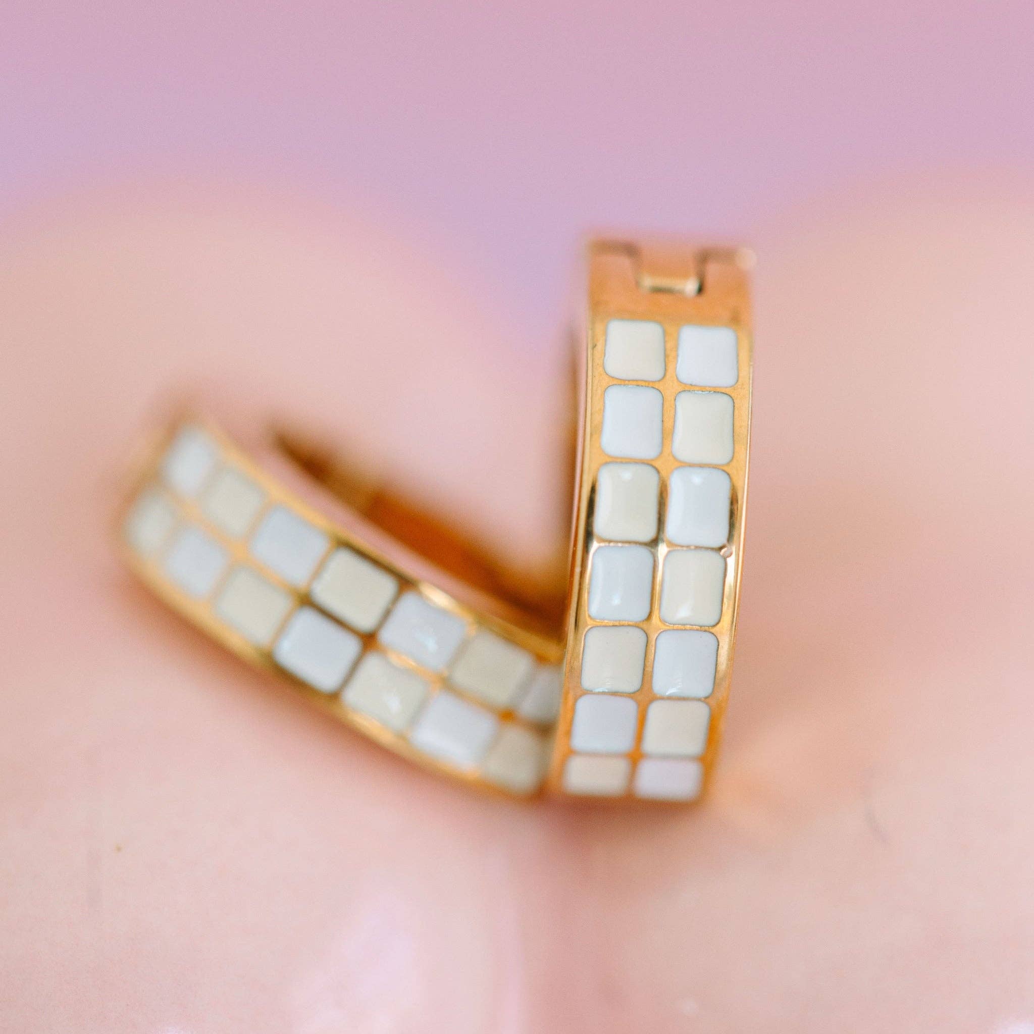 Pierced Co - Wholesale Huggie oorbellen - Crème Geruite Huggies2