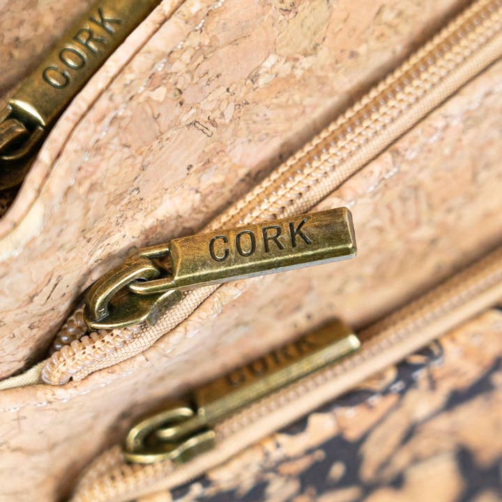 Meninas Bonitas Cork – Engroshandel Crossbodytaske - Dame – Crossbody-taske til kvinder med tre lynlås - lavet af kork og kaffegrums BAG-2340