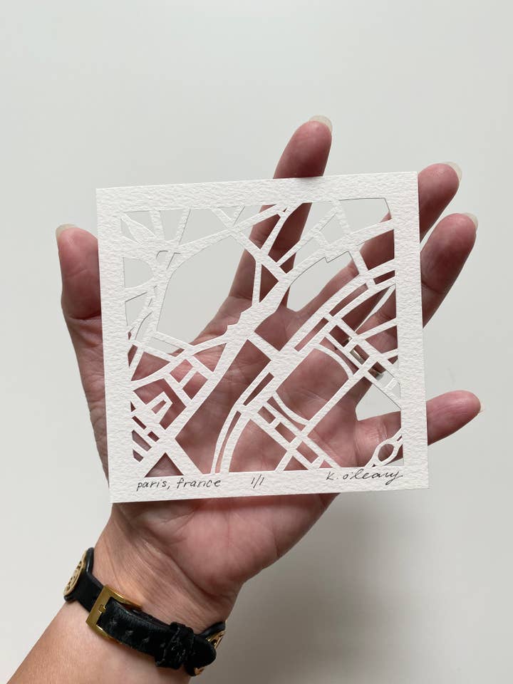 Carte de Paris découpée à la main, art original, 4x4 pour la vente par Studio KMO