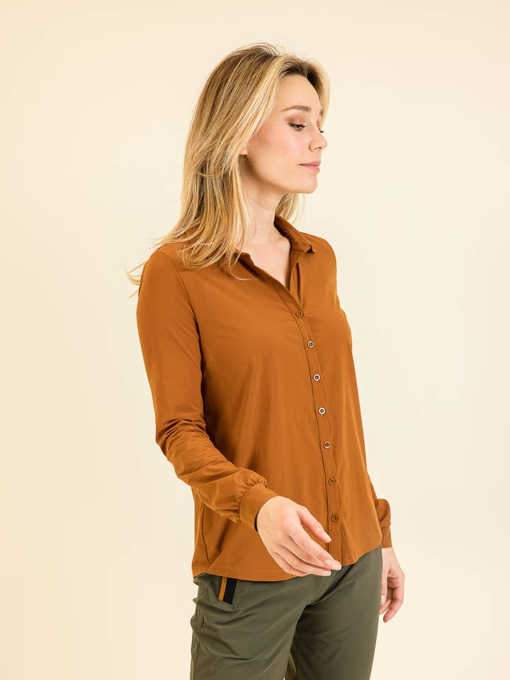 Basics Essentials | Camisa Camel Zélie Silky Touch por atacado de HBT