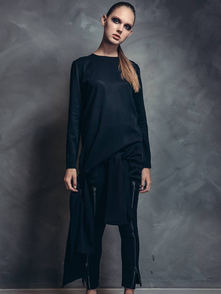 Top asimmetrico 0105 con cerniera sul retro per la vendita all'ingrosso da parte di TOO DAMN EXPENSIVE