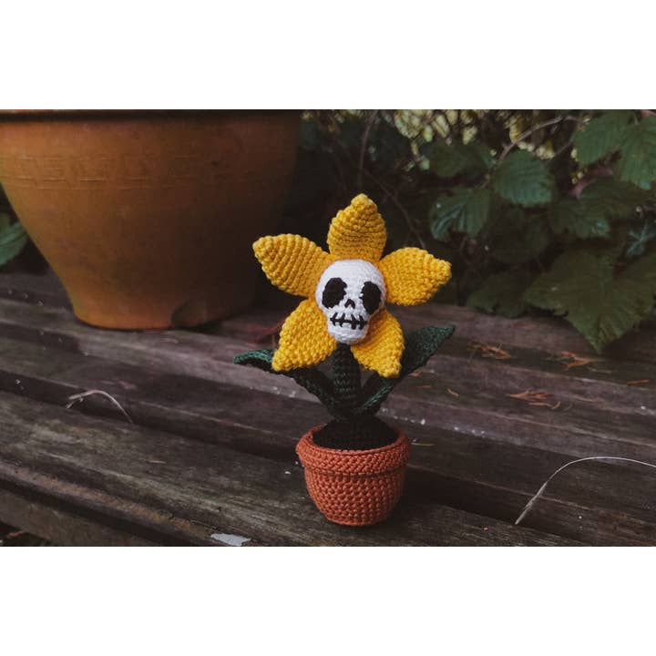 Fleur d'Halloween au crochet faite à la main dans un pot, fausse tête de plante pour la vente par TOMOPOD LLC