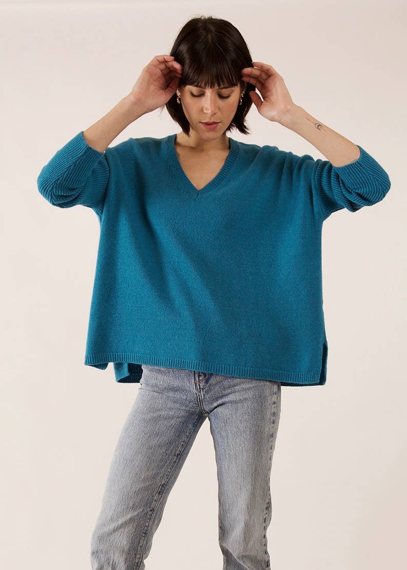 JULIA PARIS - Wholesale Knit Sweater - Women's - Oversized fit V-neck sweater in cashmere and wool knit12