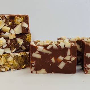 Savon en barre à la cassonade pour la vente par Everly Sunshine a Traveling Soapery