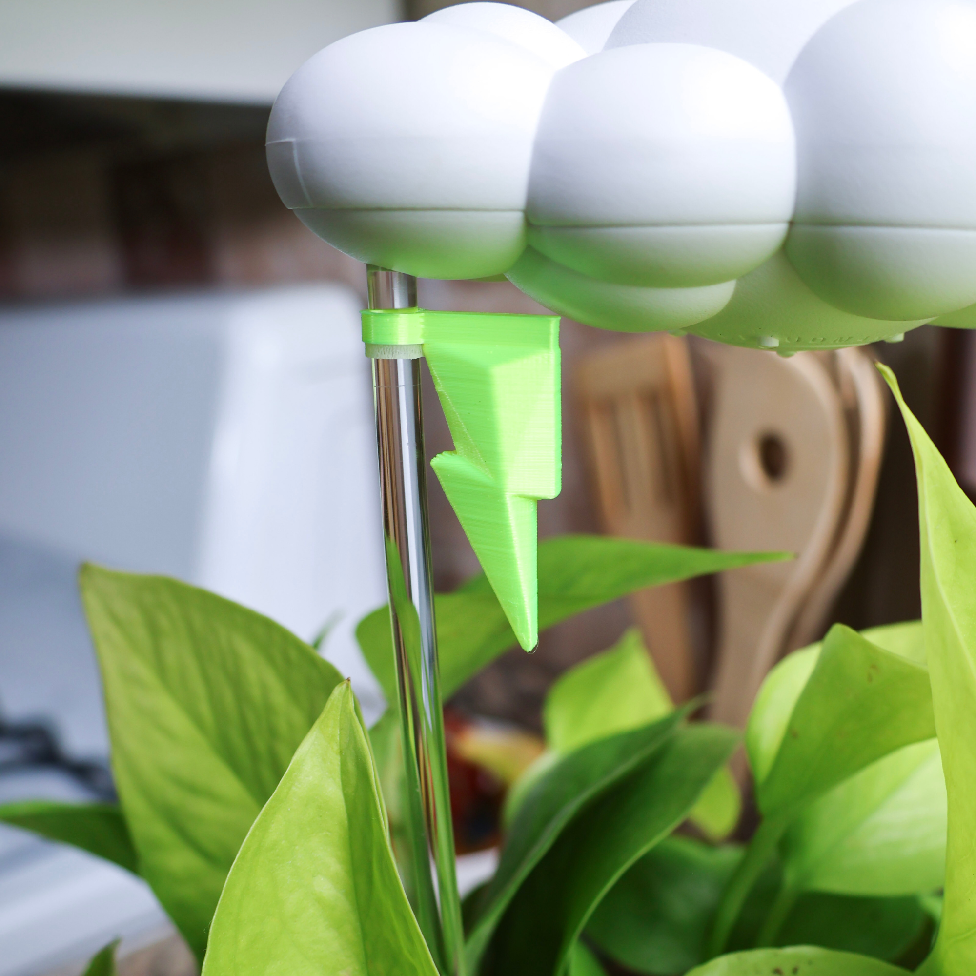 The Cloud Makers – Engroshandel Plantekrukke – Neon Lightning Bolt Charm til dryppende regnskyer 4