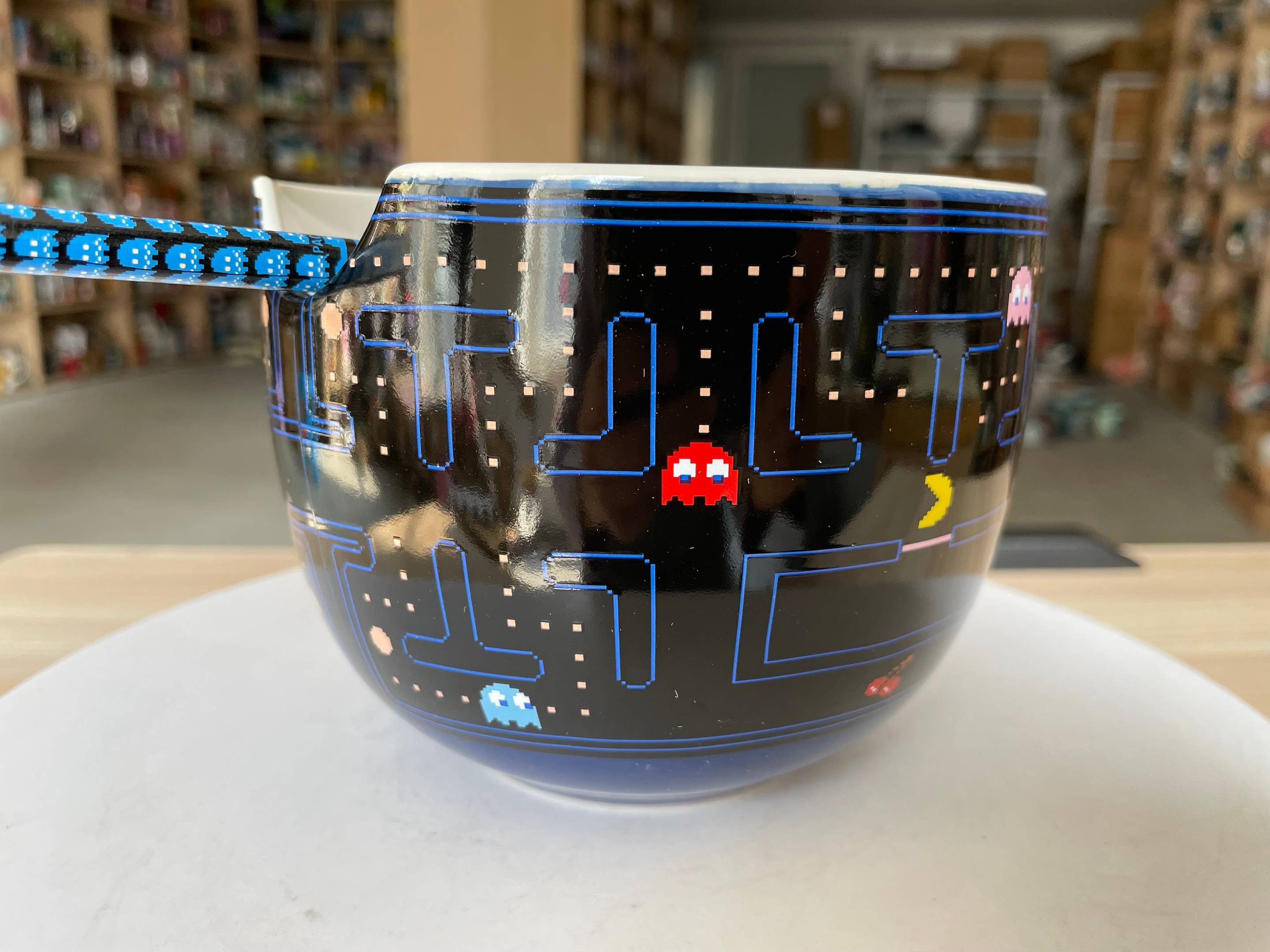 Silver Buffalo - Wholesale Bowl - Pacman Game Screen 20oz Ceramic Ramen Bowl with Chopsticks1