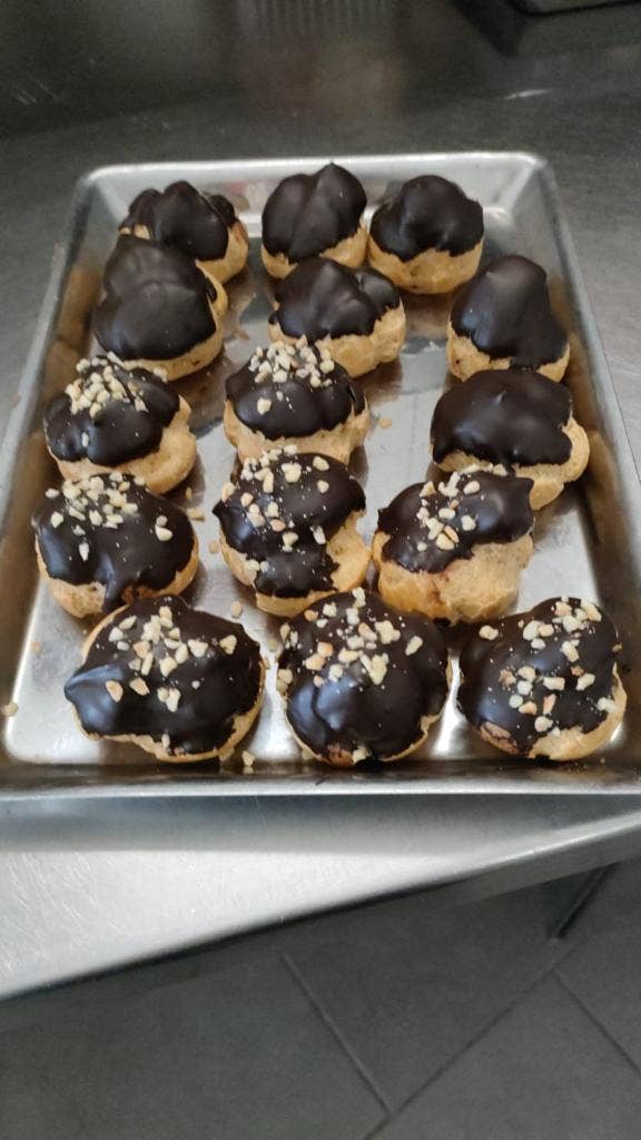 AIDA di Giangreco - Wholesale Chocolate Covered Sweets - Artisanal puffs filled with chocolate 200g tray2