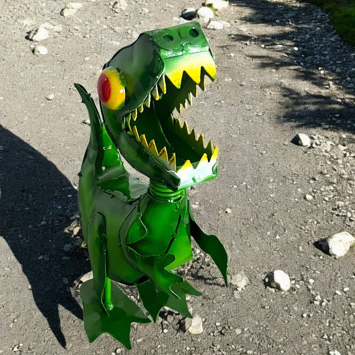 Sculpture de jardin dinosaure Trex vert pour la vente par Blue Goat Garden Decor