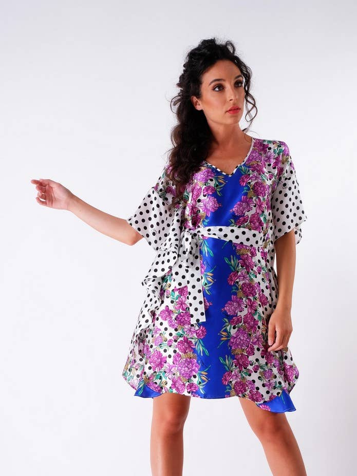 Kort sidensatinklänning med sidovolanger och bälte för wholesale av IDDA