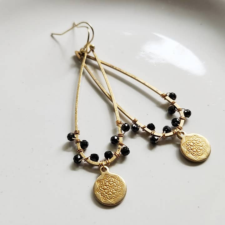 Sara Sela Jewelry - Vente Boucles d'oreilles pendantes - Boucles d'oreilles pendantes en forme de lotus et en forme de larme en forme de lotus en pierres précieuses et en laiton2