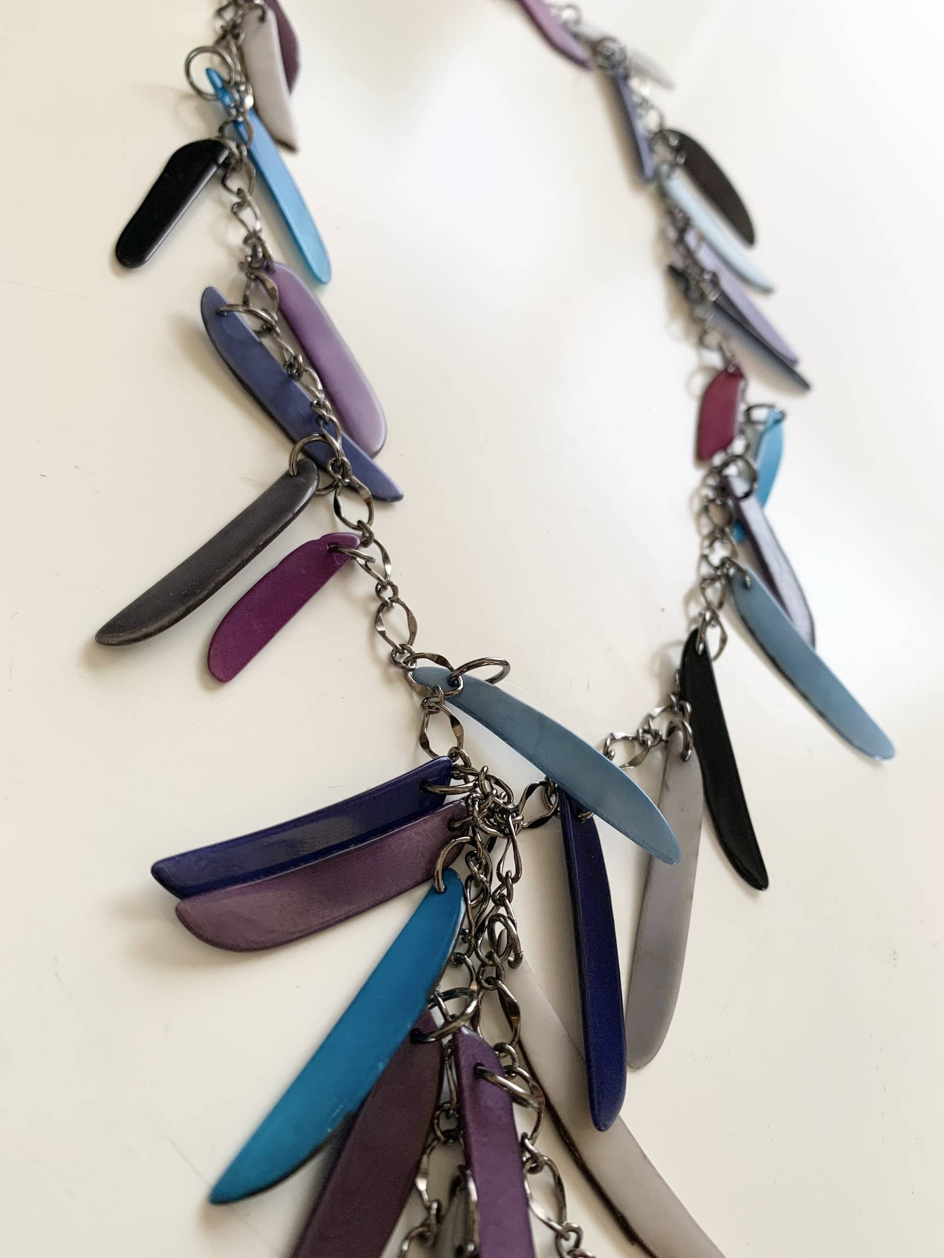 Veronica Riley Martens – Colar em Y/lariat por atacado – Colar longo de franjas com peças de tagua coloridas1