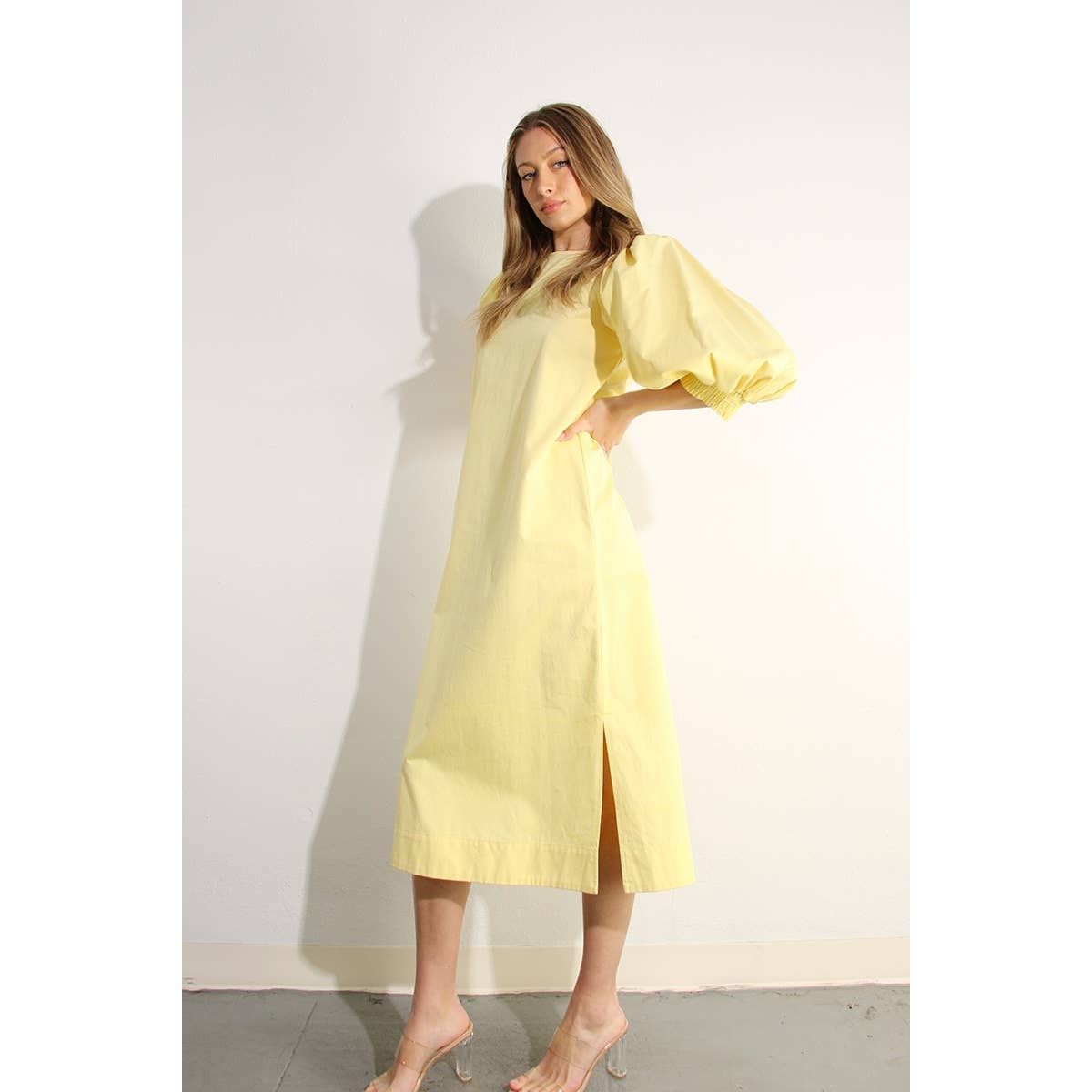 ERRÖTEN MIDIKLEID MIT BALLONÄRMELN für den Großhandel auf Faire11