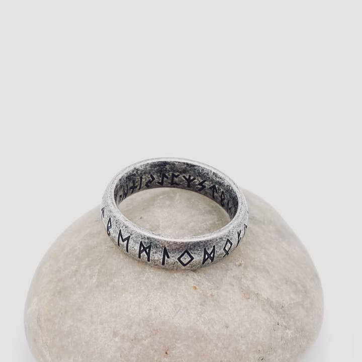 Mio Queena – Großhandel Band/Stapelring – Vintage-Ring aus Titanstahl mit Luen-Runen-Text im Wikingerstil — MJ/MR1