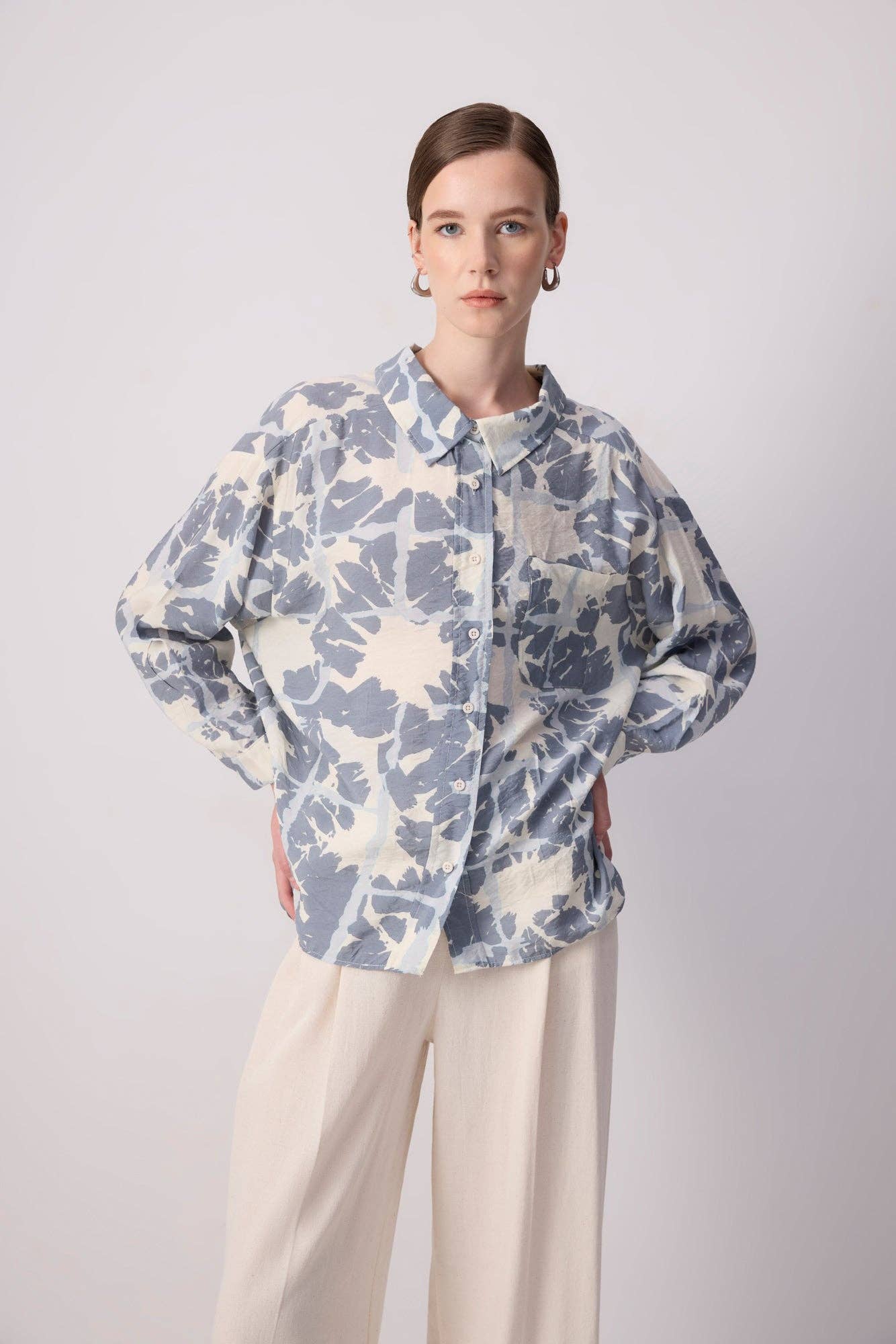 Antracit ABSTRAKT MÖNSTRAD SKJORTA I VISKOS för wholesale på Faire3