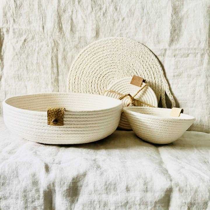 Coffret cadeau de décoration d'intérieur en corde blanche chaude pour la vente par Artwork by Sandra Naufal